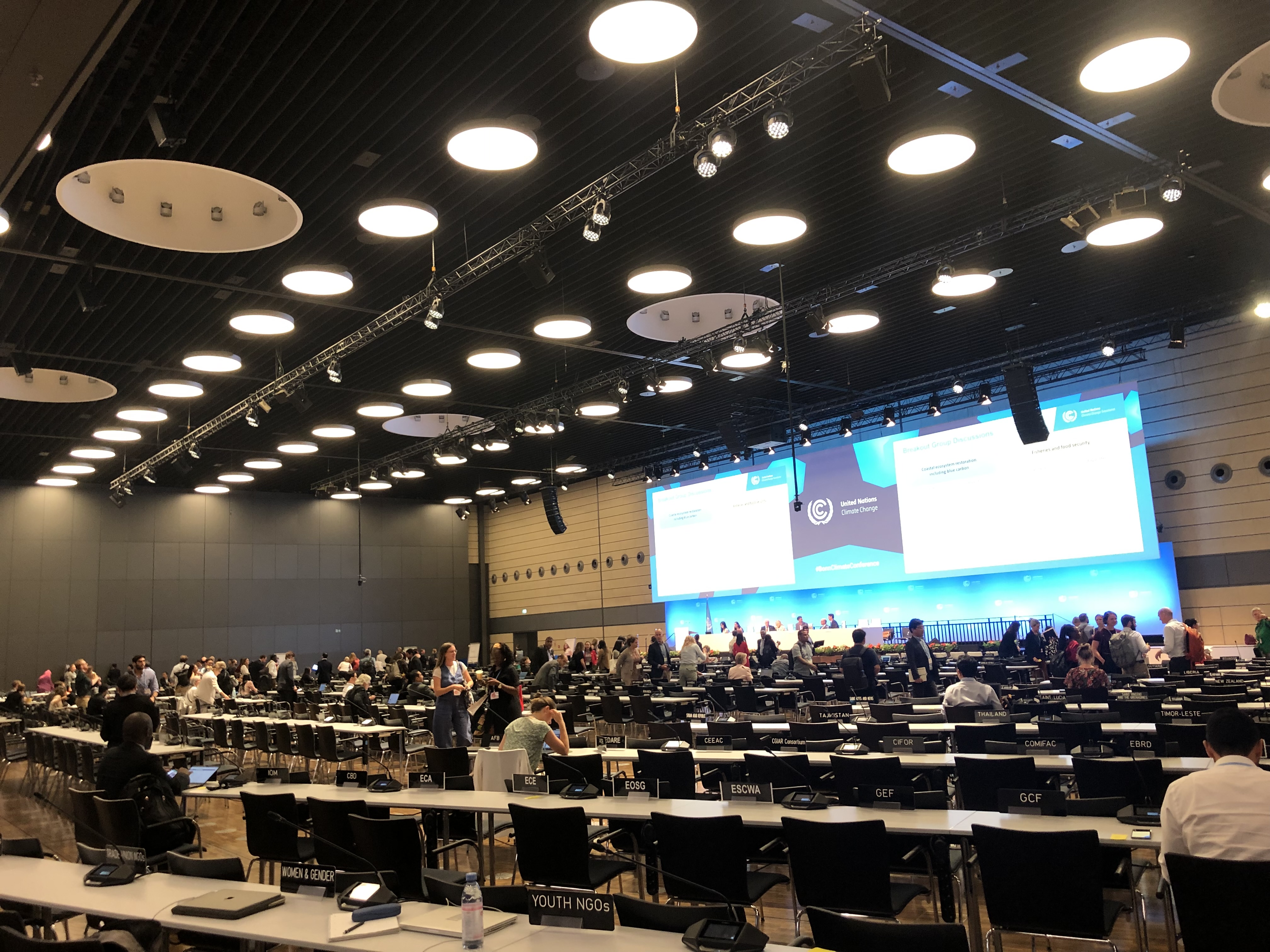 At the Oceans Dialogue at SB58, leaders organize delegates into a discussion breakout group.